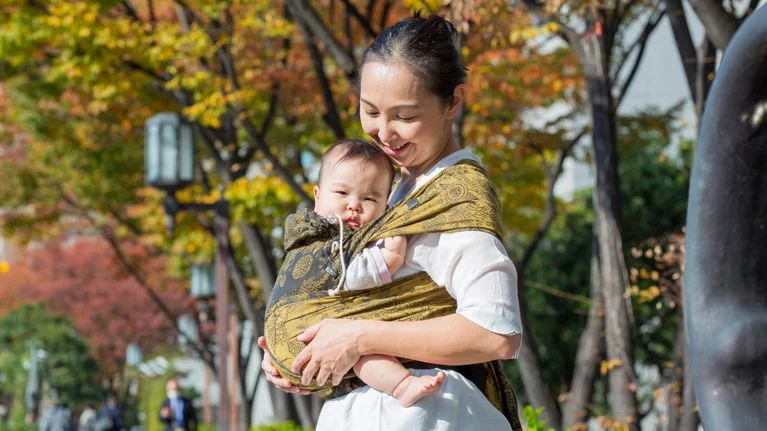 Détail des boucles, sangles et réglages d’un porte-bébé